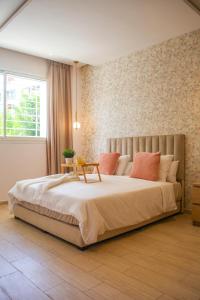拉巴特YourPlace - Luxury - Prestigia Hay Riad的一间卧室设有一张大床和一个窗户。