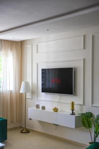 拉巴特YourPlace - Luxury - Prestigia Hay Riad的客厅的墙上配有电视