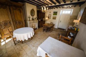 滨海科勒维尔Ferme du Loucel的厨房以及带桌椅的用餐室。