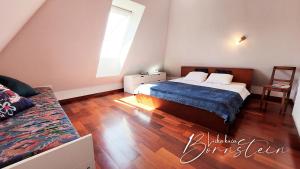 科雷尼察Villa Bornstein的一间卧室设有两张床和窗户。