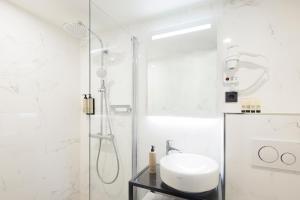 阿姆斯特丹Huygens Place Amsterdam的带淋浴和盥洗盆的白色浴室