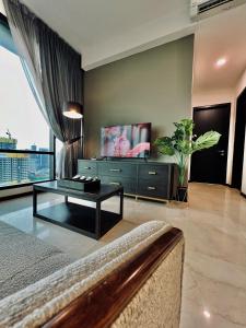 吉隆坡EUcation Home - Opus Residence的带沙发和电视的客厅