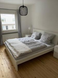 波鸿Apartment Wostspitze的卧室内的一张白色床,设有窗户