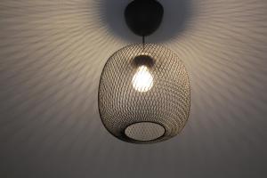 波鸿Apartment Wostspitze的天花板上的一盏灯