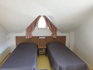 拉萨尔勒班水族海滩酒店的小型客房 - 带2张床和窗户