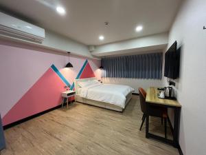 台南鹿鹿・小品的酒店客房配有一张床铺、一张桌子和一张书桌。