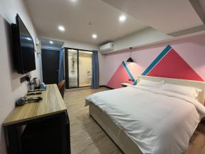 台南鹿鹿・小品的一间卧室设有一张大床和色彩缤纷的墙壁