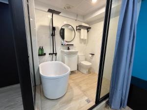 台南鹿鹿・小品的带浴缸和卫生间的浴室。