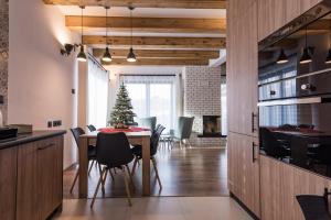利普托斯基米库拉斯Holiday Home Kamienok 2的厨房以及带桌子和圣诞树的用餐室。