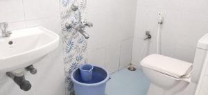 埃尔加德Grass dew的白色的浴室设有水槽、卫生间和水槽。