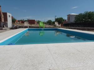 卡法亚特Cabañas Cafayate的庭院里的一个蓝色海水游泳池