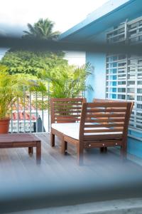 圣胡安La Esmeralda PR的两把木凳坐在棕榈树阳台
