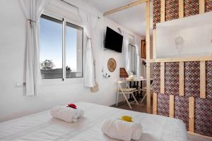 贝赫尔-德拉弗龙特拉Casa Chipiron的卧室配有带2条毛巾的窗户,位于床上