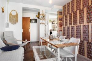 贝赫尔-德拉弗龙特拉Casa Chipiron的客厅配有桌椅和一瓶葡萄酒