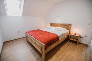 克拉尼Mojčin Pisker Apartment House的一间卧室配有一张床和一张带台灯的桌子
