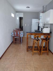 里奥夸尔托Departamento amoblado Rio Cuarto的厨房配有柜台和桌椅
