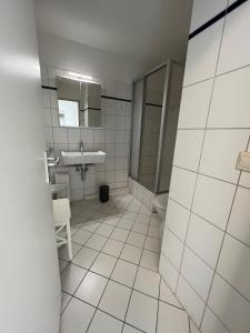 海利根港Appartementhaus Ostseeresidenz的白色的浴室设有水槽和卫生间。