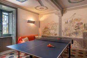 ScillatoBaglio Scannale con piscina by Wonderful Italy的壁画室里的乒乓球桌