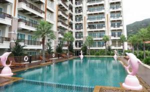 芭东海滩Nice Apartment large pool in nice residence central Patong beach的酒店内游泳池有火烈鸟