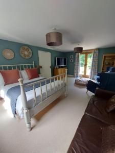 Hopton CangefordThe Hen Den的一间卧室设有一张床和一间客厅。
