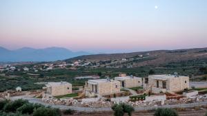 StíronasAlagni Cretan Resort的山丘上以山为背景的建筑群