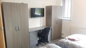 Double Bedroom In Withington, M20. 2 Beds, RM 3的电视和/或娱乐中心