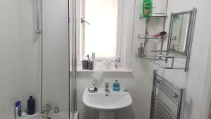 Double Bedroom In Withington, M20. 2 Beds, RM 3的一间浴室