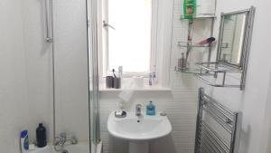 Double Bedroom In Withington, M20. 2 Beds, RM 3的一间浴室