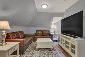 哈里斯堡Suites on Seneca - Gorgeous One Bedroom Apartment的带沙发和平面电视的客厅