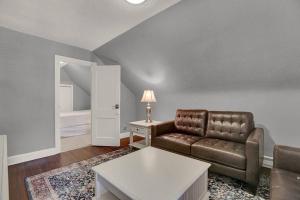 哈里斯堡Suites on Seneca - Gorgeous One Bedroom Apartment的客厅配有沙发和桌子