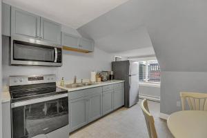 哈里斯堡Suites on Seneca - Gorgeous One Bedroom Apartment的厨房配有不锈钢用具和桌子