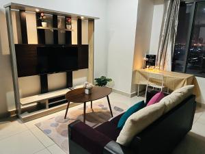 梳邦再也Damen Suite Sunway Subang by DW的带沙发和电视的客厅
