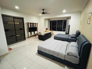 梳邦再也Damen Suite Sunway Subang by DW的一间卧室配有一张床和一张沙发,还设有一间客厅