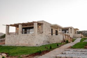 StíronasAlagni Cretan Resort的石头房子,有通往房子的通道