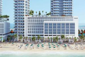 迪拜Luxurious Beachfront Apartment的海滩和建筑的 ⁇ 染