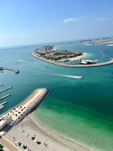迪拜Luxurious Beachfront Apartment的享有海滩和海洋的空中景致