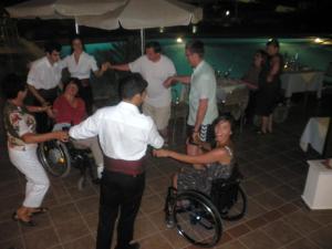 马莱迈ERIA RESORT for people with special abilities的一群坐轮椅的人在聚会上跳舞