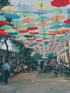 永隆NGỌC HƯNG HOTEL的挂在街上的一束伞