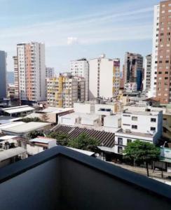 布卡拉曼加Confortable y Tranquilo Aparta Suite en el Corazón de Bucaramanga, Exterior con hermosa vista sobre la ciudad的享有城市和高楼的景色