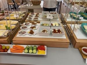 奈斯玛兹埃勒Hotel Villa Norderney的自助餐,展示了多种不同类型的食物