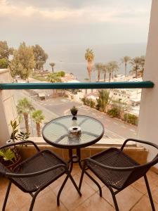 提比里亚טבריה的海景阳台上的桌椅