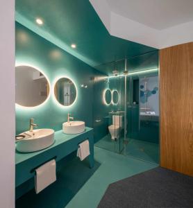 阿利坎特Nature by Raidom的一间带两个水槽和玻璃淋浴间的浴室