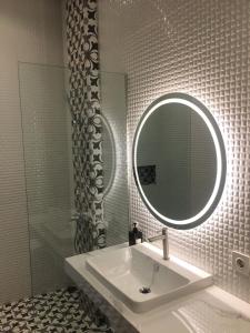 RampalEsma Family GuestHouse的白色的浴室设有水槽和镜子