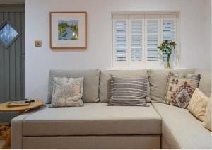 ShotteryThe Snug Entire home Sleeps 2, Stratford upon Avon的客厅配有带枕头的沙发。