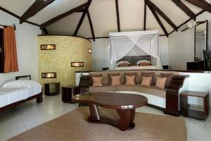 Ambaro拉文萨拉疗养酒店的客厅配有沙发和桌子