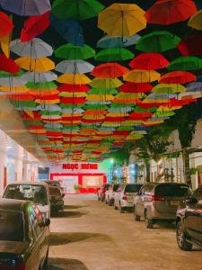 永隆NGỌC HƯNG HOTEL的一堆伞挂在停车场的天花板上