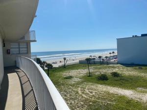 代托纳海滩Ocean View Renovated Condo With Pool - DAYTONA BEACH的以及享有海滩景致的阳台。