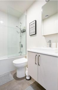 蒙特利尔The Catherinoise, Condo in heart of downtown的白色的浴室设有卫生间和水槽。