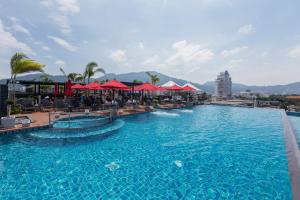The Charm Resort Phuket - SHA Certified内部或周边的泳池