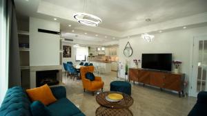 Sveti IvanVilla Sara的客厅配有蓝色的沙发和电视